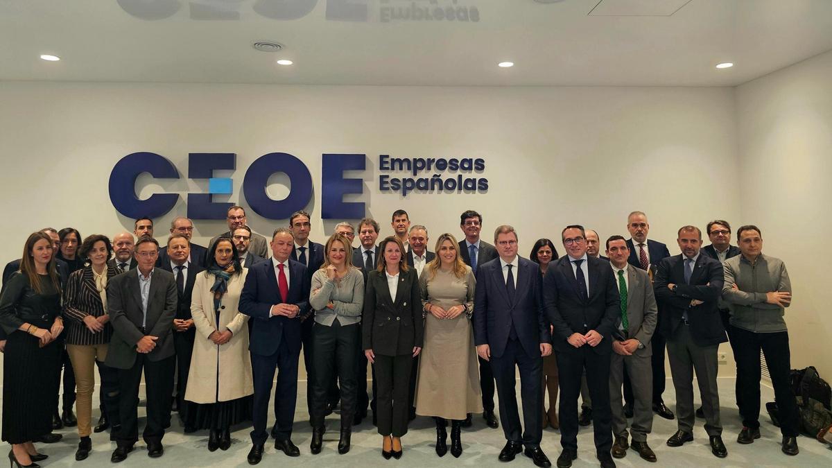 La consellera Nuria Montes, en el centro, con dirigentes de la patronal CEV en la sede de CEOE, ayer.