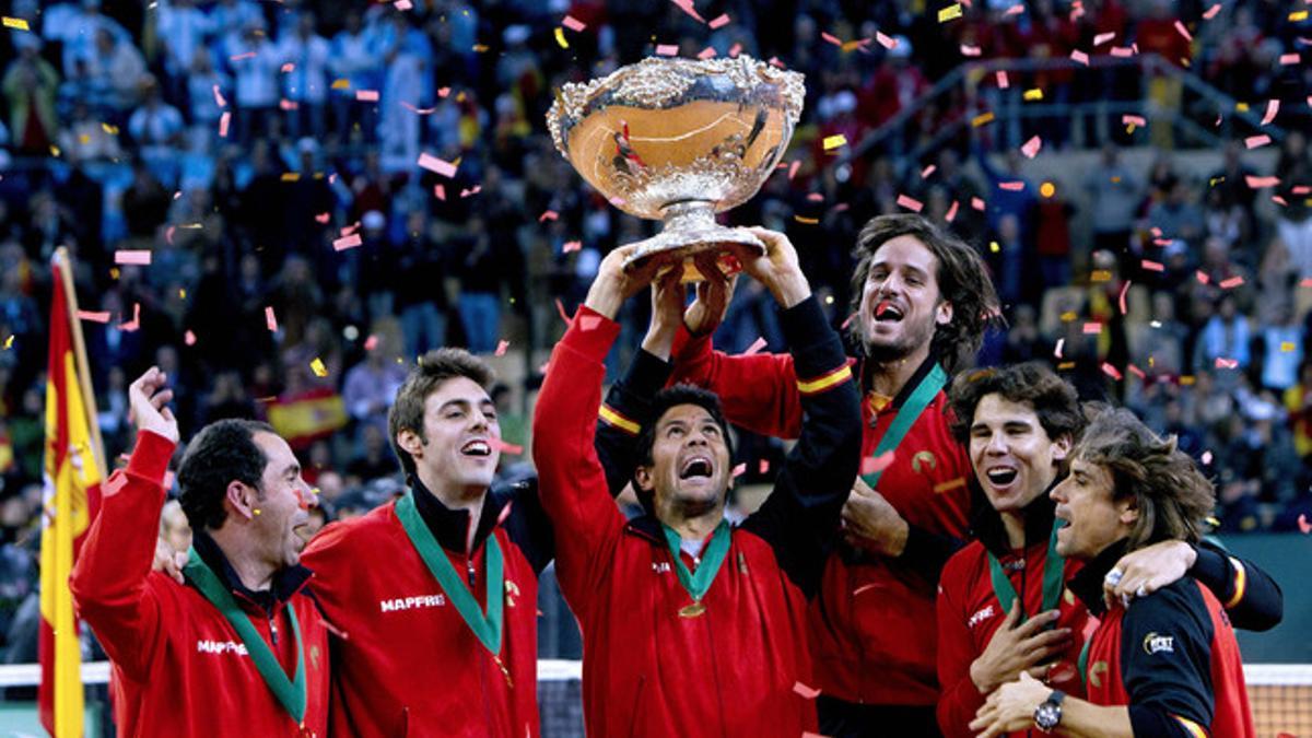 El equipo español (de izquierda a derecha, Costa, Granollers, Verdasco, Feliciano López, Nadal y Ferrer) alza el trofeo de la Copa Davis.