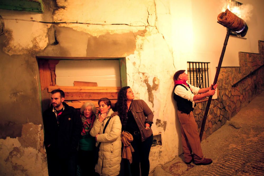 La localidad de la Sierra de las Nieves se llena de luz debido a la quema de los rondeles, antiguos capachos de esparto que se usaban en las prensas de los molinos de aceite para molturar la aceituna.