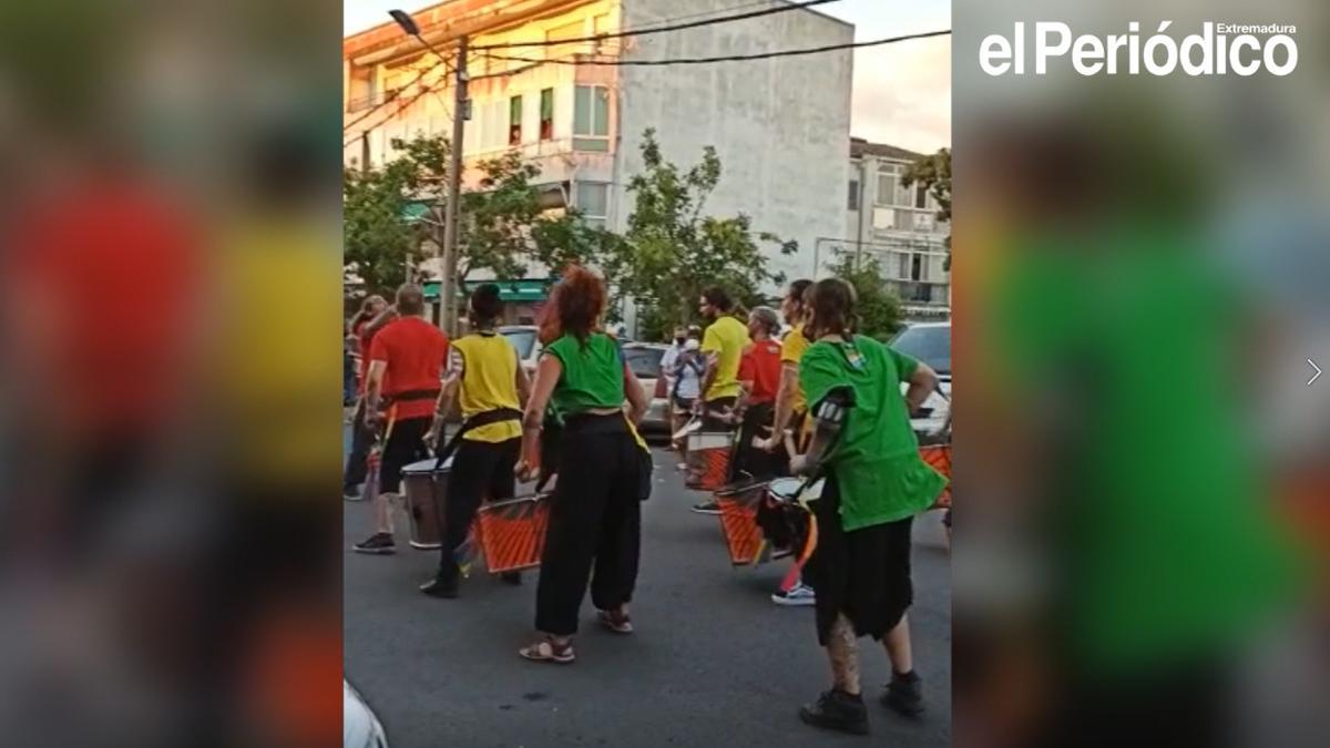 Batukada en el recorrido de Cánovas a San Blas por el Orgullo en Cáceres.