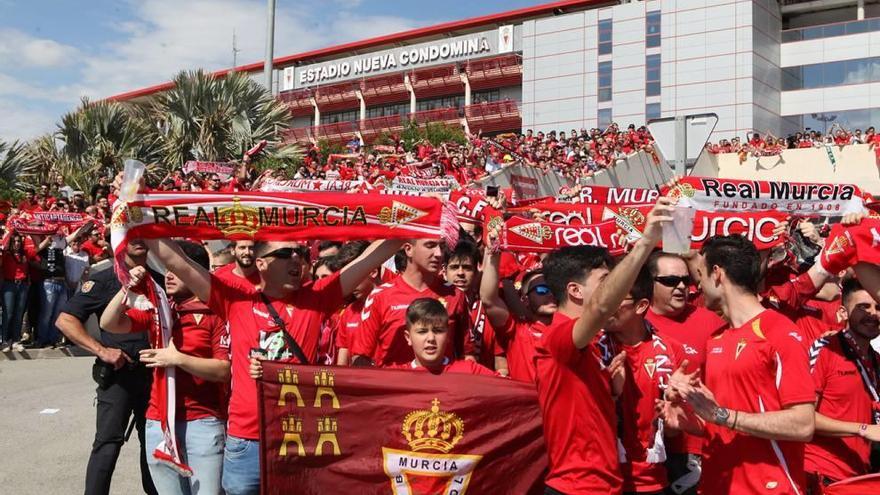 La afición grana, esperando la llegada del autobús en el choque ante el Elche del último play off.