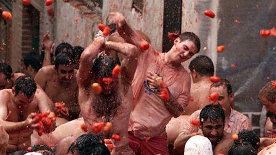 La lluvia adelanta el inicio de la primera Tomatina de pago y pasada por agua