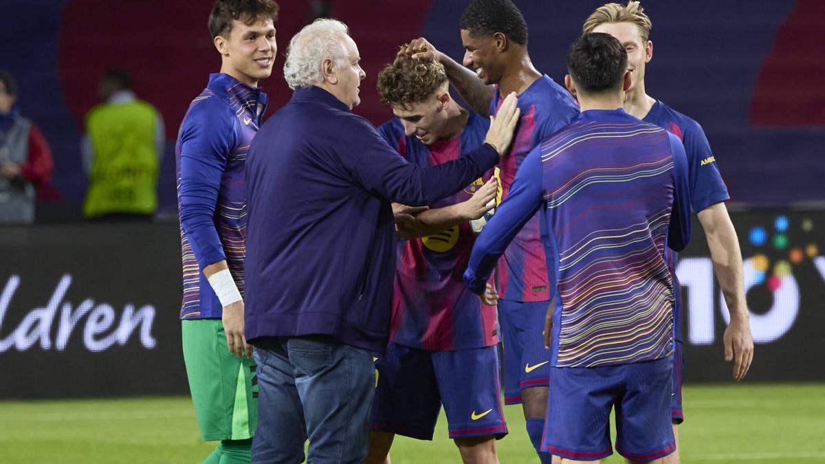 El equipo de Flick, con Joan Laporta y Lamine Yamal al frente, embarcando hacia Inglaterra.