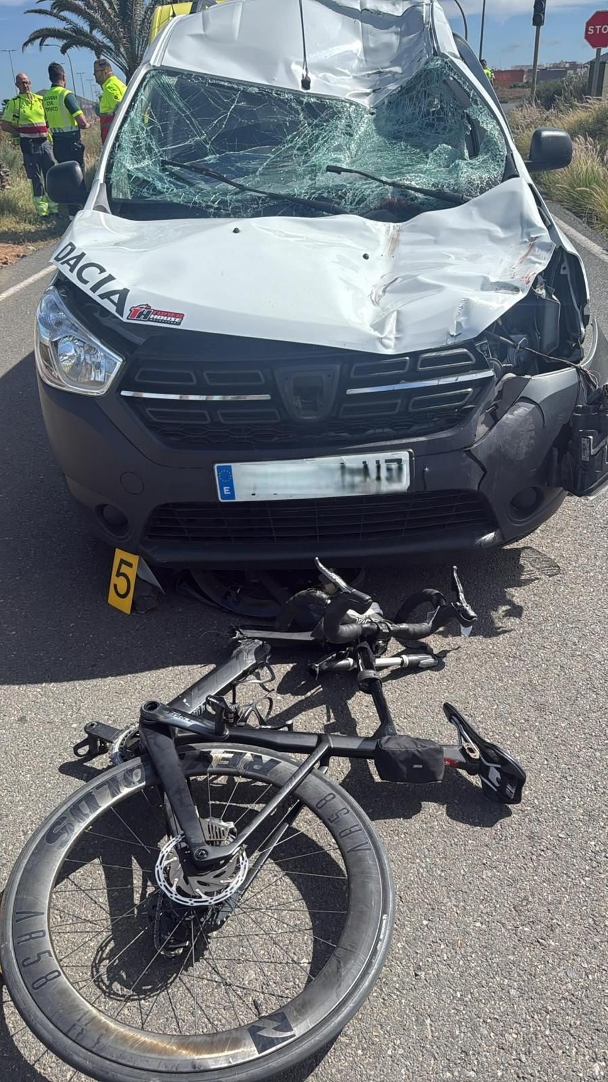 Estado de la bicileta y la furgoneta implicada en el atropello, tras el accidente mortal en Ingenio