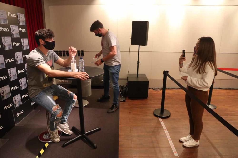 Cepeda firma su último disco 'Con los pies en el suelo' en FNAC