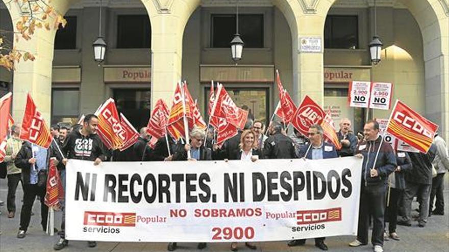 La plantilla del Popular protesta en Zaragoza contra los despidos