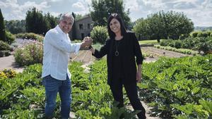 Nandu Jubany y Anna Orte, en el huerto del restaurant Can Jubany, en Calldetenes.