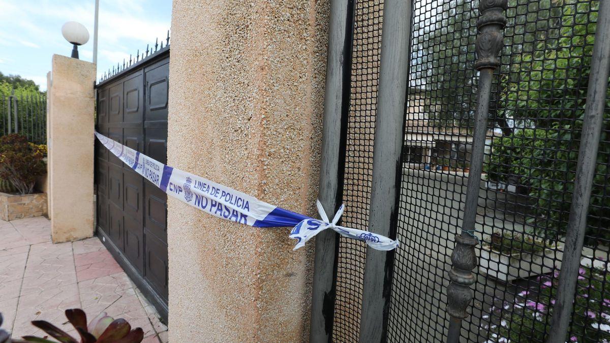 El precinto policial en la vivienda en la que fue hallada el cadáver.