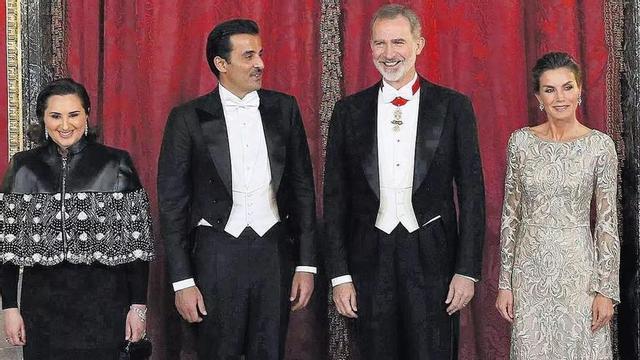 El maig del 2022, els Reis es van fotografiar amb l’emir de Qatar i la seva dona. | MARISCAL / EFE