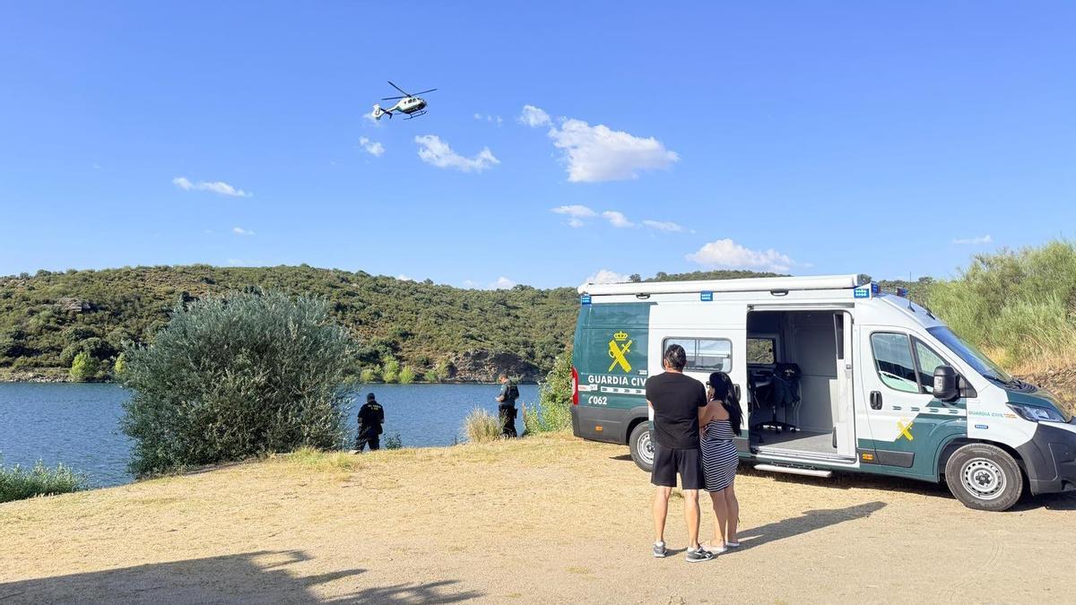 Operativo de búsqueda para localizar al bañista desaparecido en la playa de La Casilla en el embalse de Ricobayo.