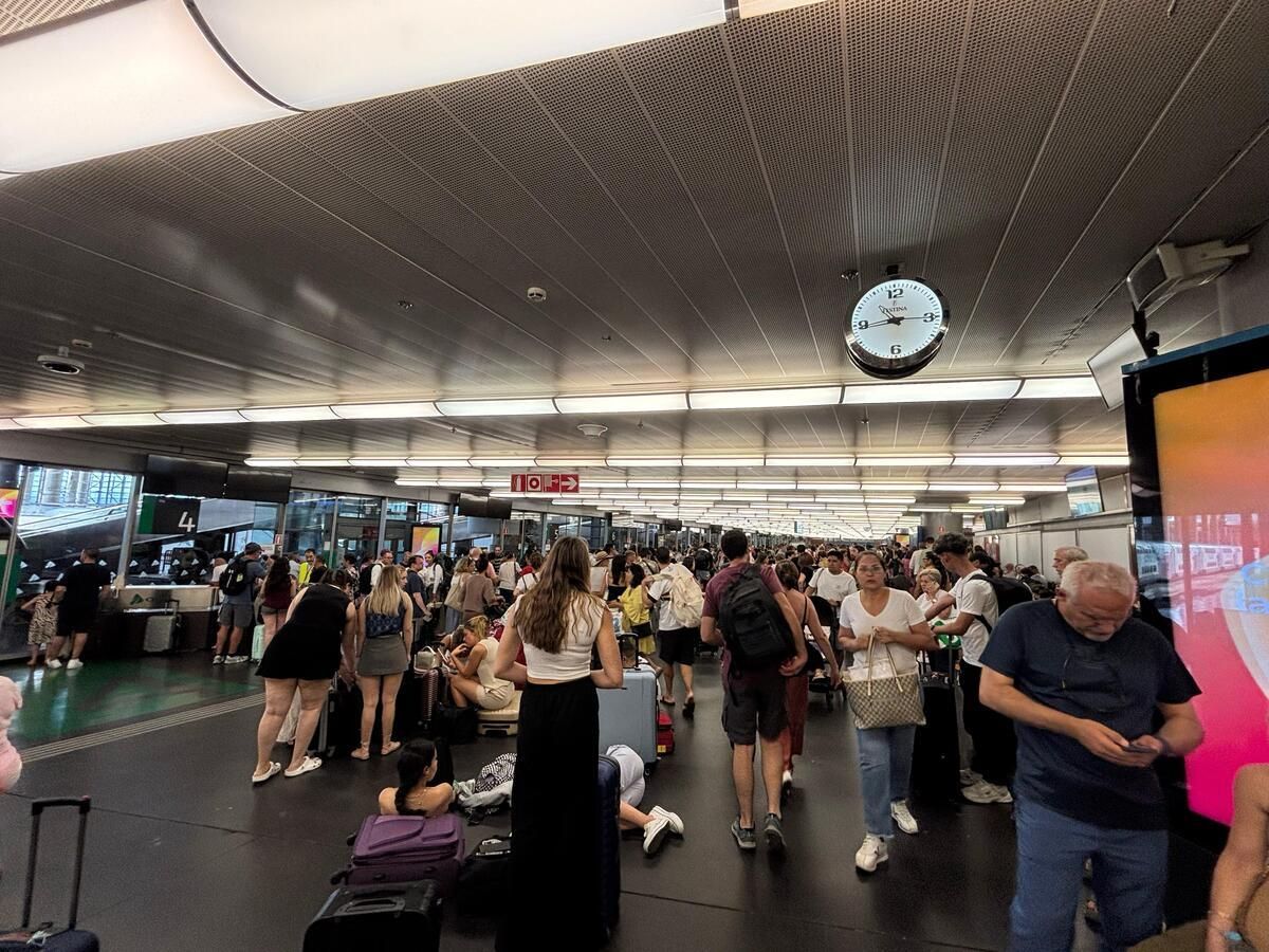 Caos en Atocha: largas colas en la estación y grandes retrasos en los trenes AVE