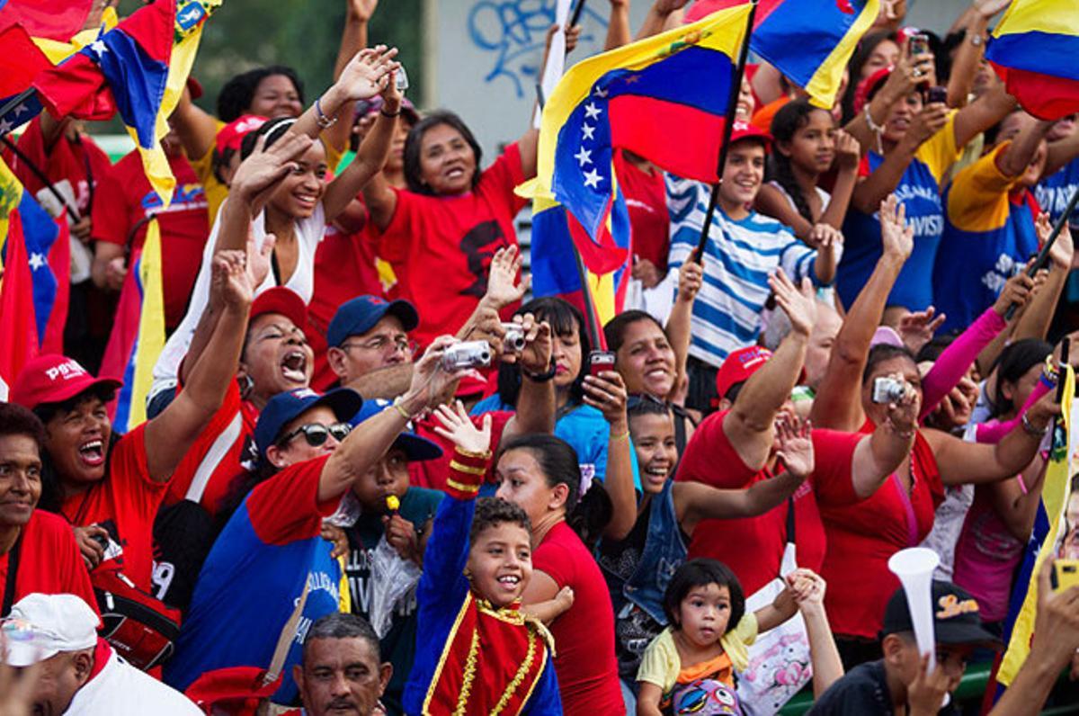 Partidaris del president Hugo Chávez assisteixen a un míting electoral del líder a Caracas (Veneçuela).
