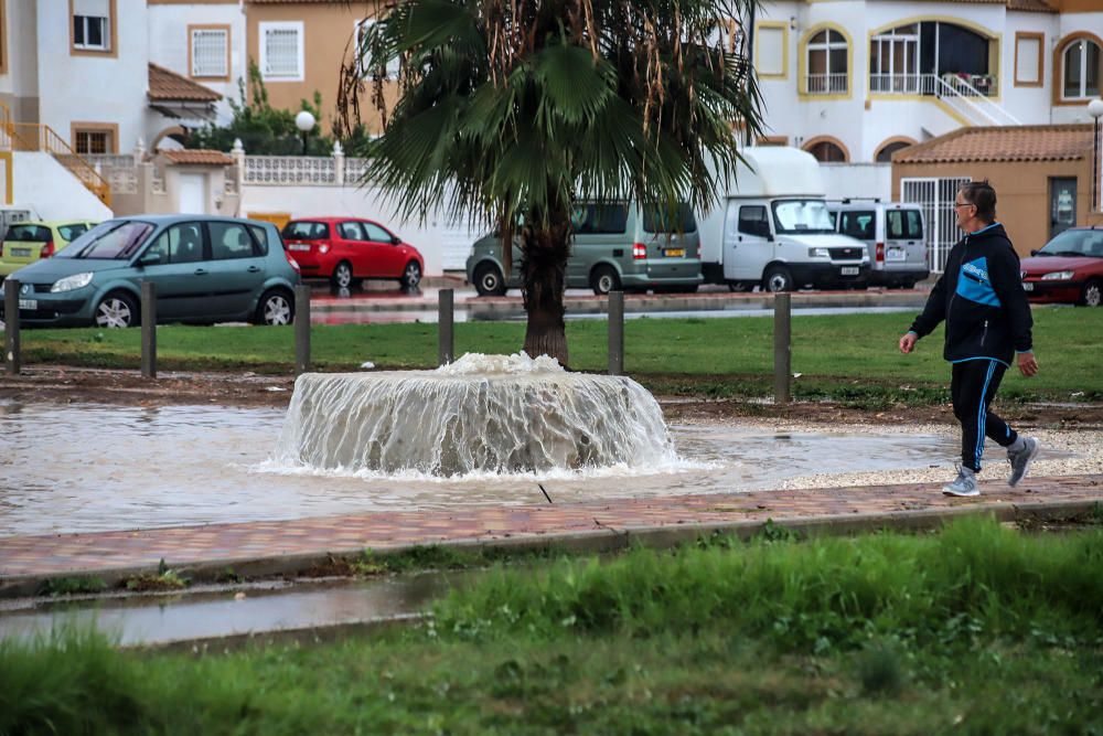 Imágenes de los vecinos retirando agua de las viviendas y las balsas de laminación que no dieron abasto ayer junto a la laguna de Torrevieja