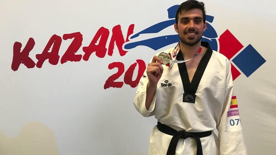 El taekwondista catralense Daniel Ros posa con la medalla de plata conseguida en Rusia
