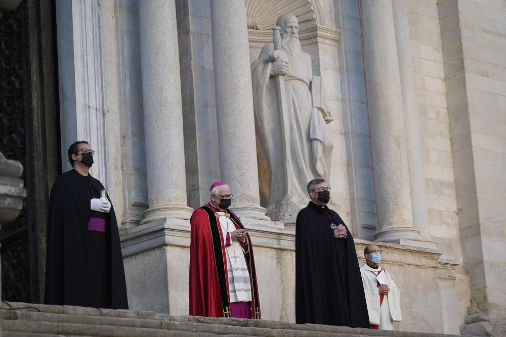 Girona viu el Divendres Sant amb l'acte de la Veneració de la Creu