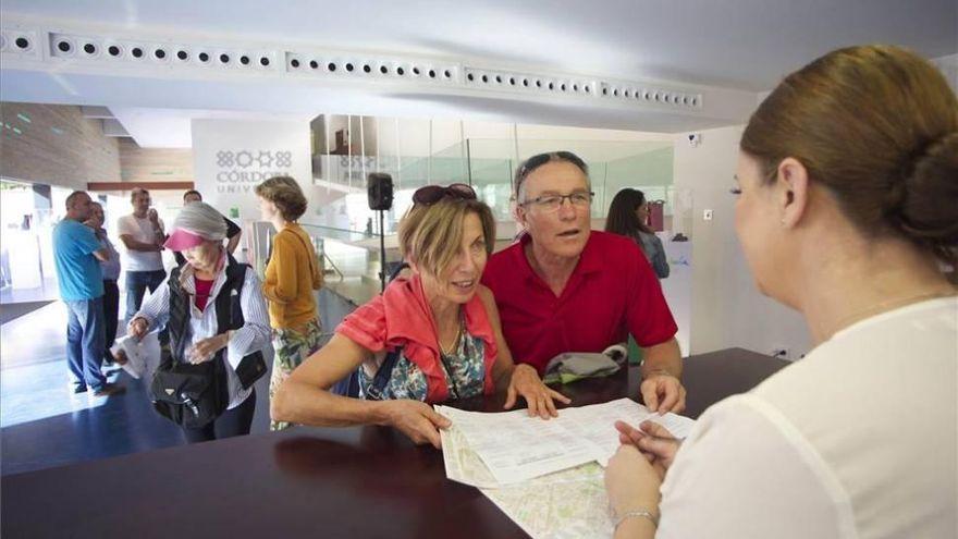 Una trabajadora municipal atiende a unos turistas en el Centro de Recepción de Visitantes.