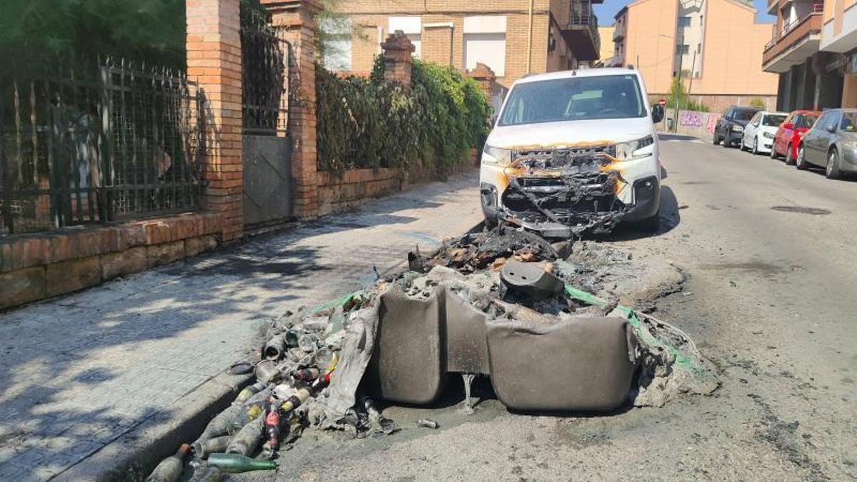 Un contenidor cremat que va acabar afectant un cotxe al carrer Sarret i Arbós de Manresa