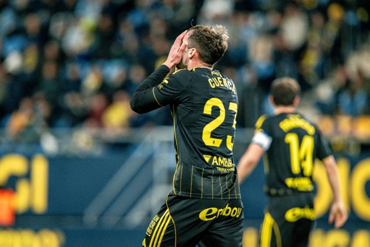 Marcos Cuenca se lamenta tras fallar una ocasión el pasado viernes en el partido disputado en Cádiz.