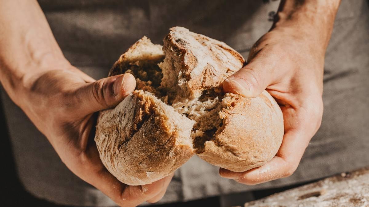 Con este truco de restaurante podrás conseguir tu pan recién horneado (después de descongelar)