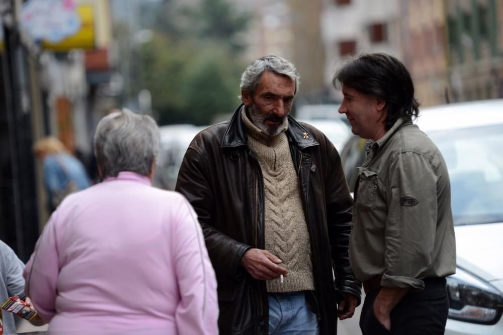 Josín entrega su perro "Trasgu" a Antonia Morales