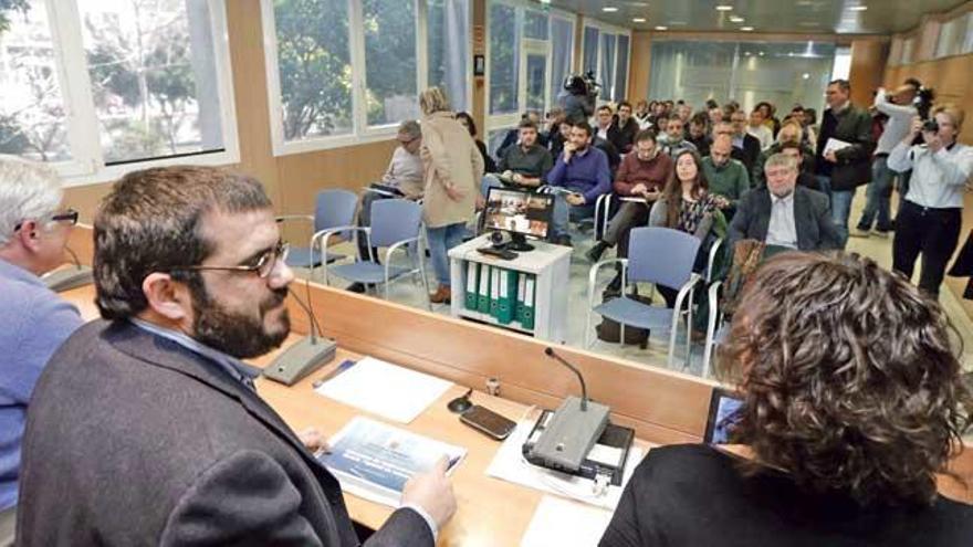 Reunión de los ayuntamientos isleños con el Govern, celebrada en la FELIB, para impulsar medidas de ahorro de agua.