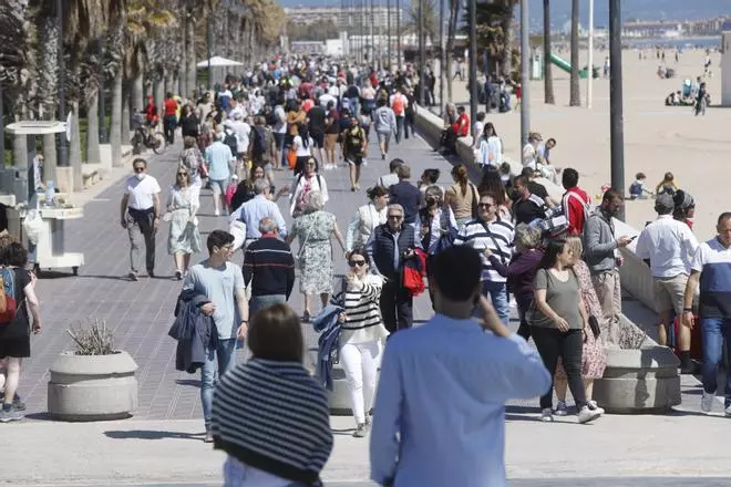 Gran afluencia a la Malvarrosa este domingo