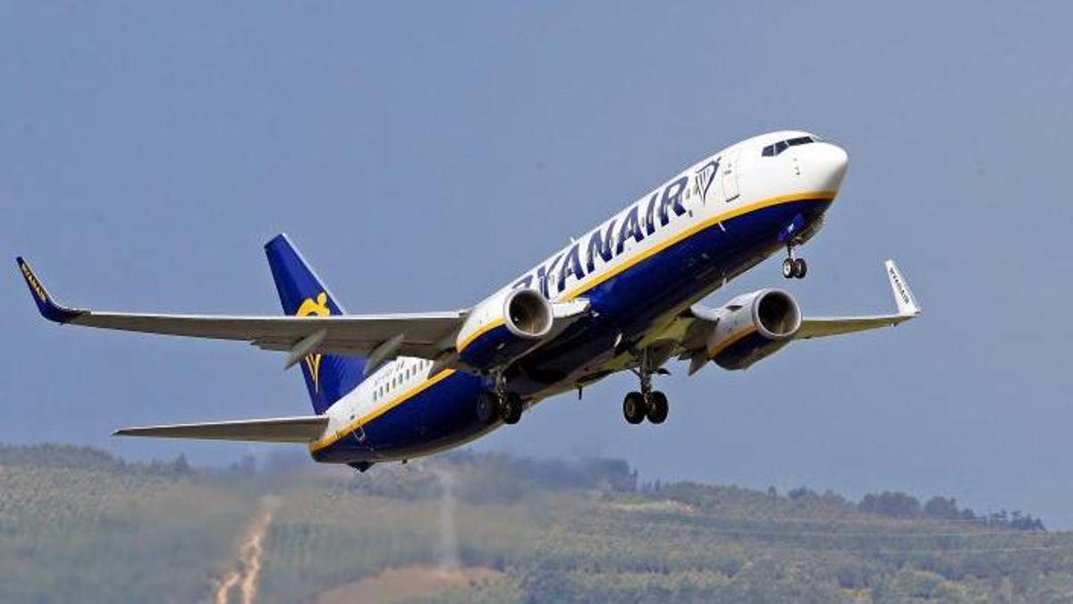 Un avión de Ryanair en Peinador.