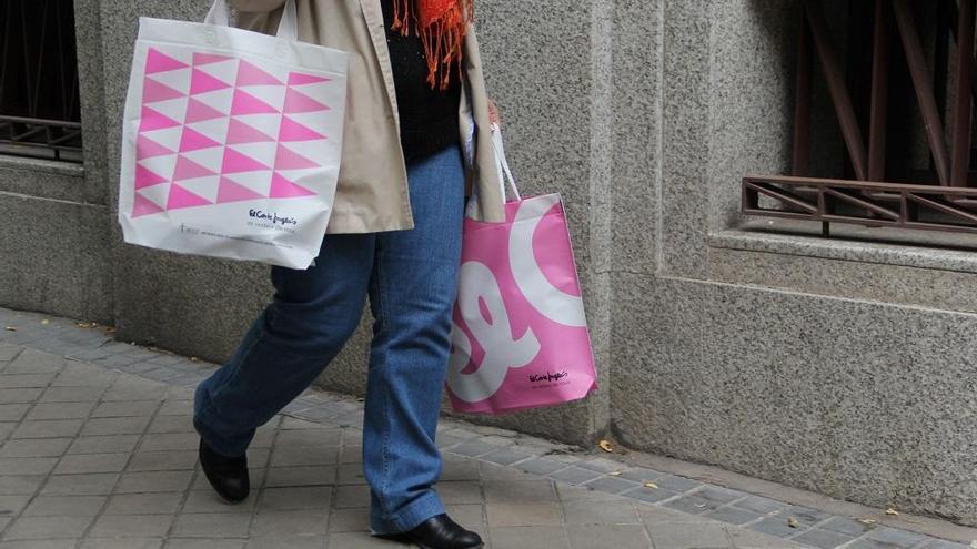 Bolsas con el logo de El Corte Inglés teñido de rosa.