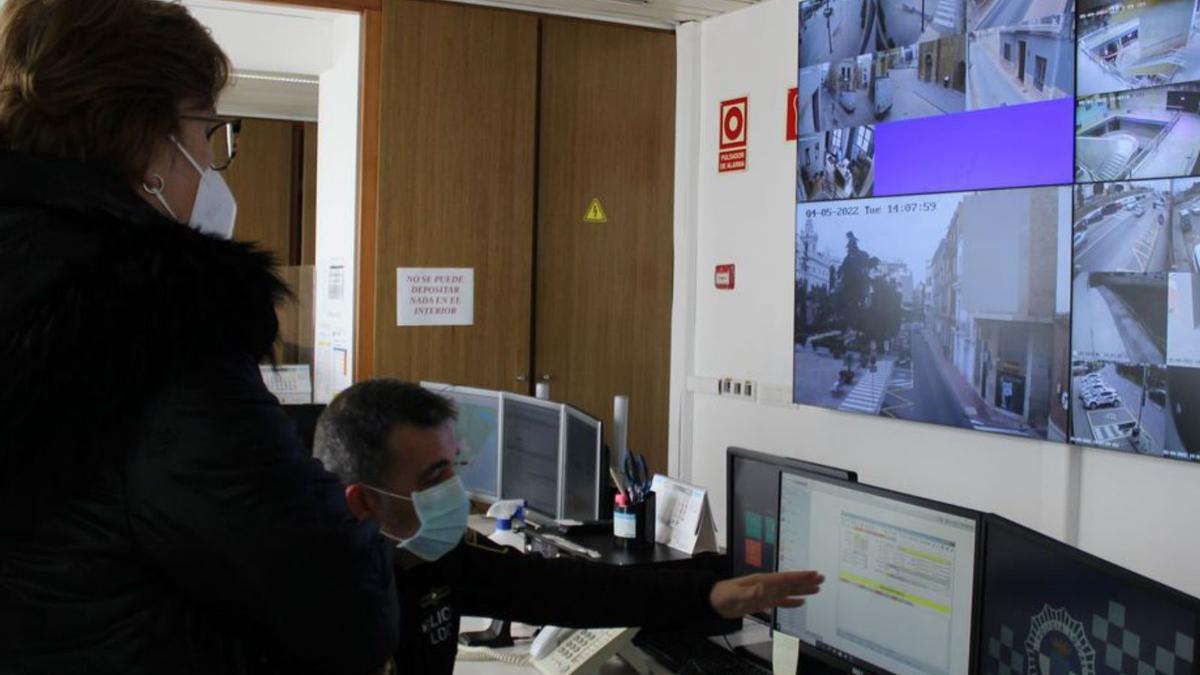 Safont comprobó el sistema de cámaras desde la sala de comunicaciones. | MEDITERRÁNEO