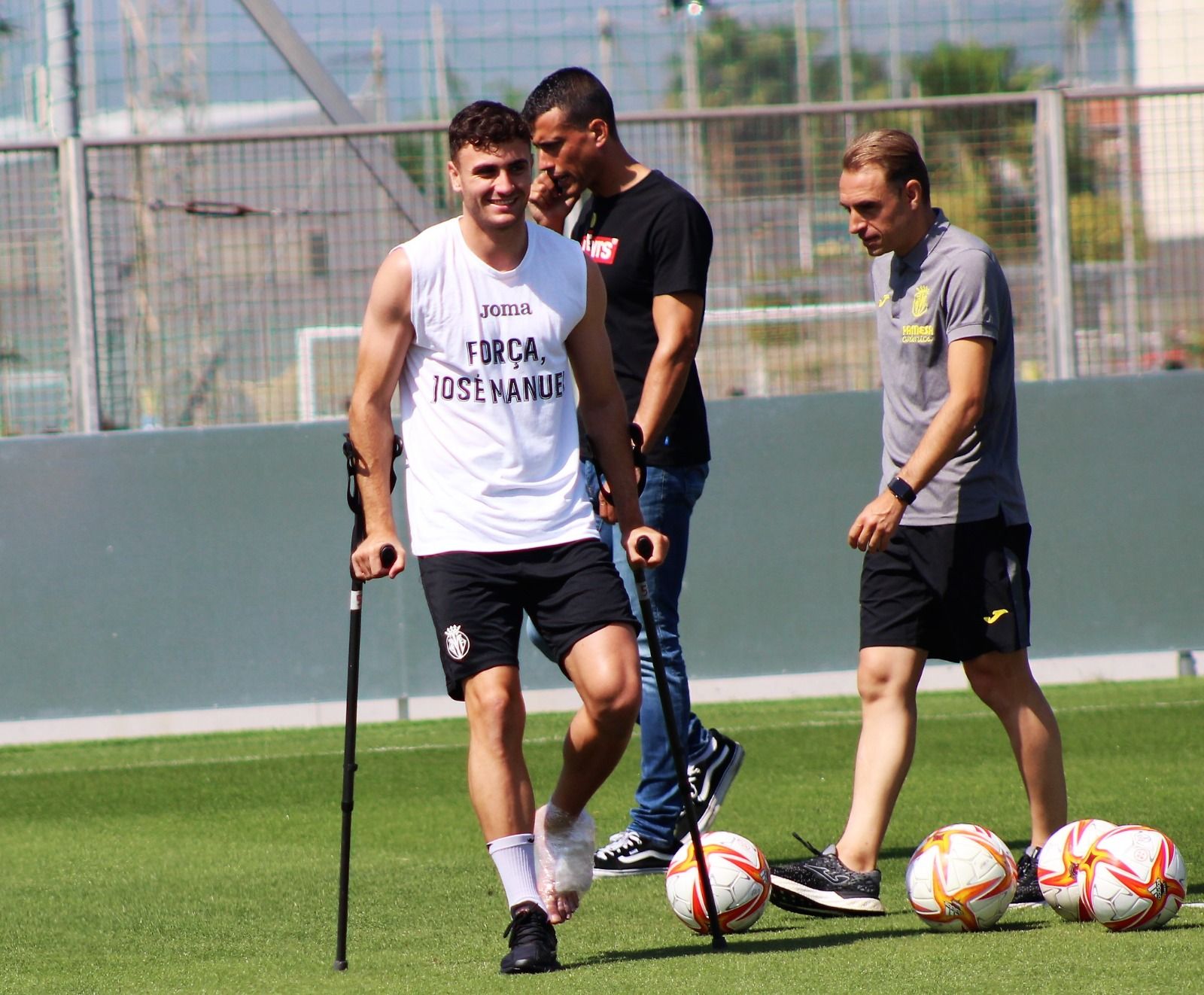 Álex Forés, delantero del Villarreal B, está lesionado.