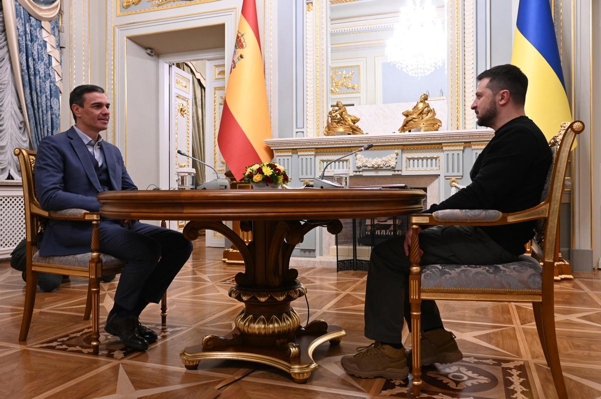 KIEV (UCRANIA), 23/02/2023.- El presidente del Gobierno, Pedro Sánchez (i), se reúne este jueves con el presidente de Ucrania, Volodímir Zelenski (d), en Kiev, Ucrania. La visita este jueves a Ucrania del jefe del Gobierno, Pedro Sánchez, es la segunda que realiza desde el inicio de la invasión rusa hace justo un año, y con ella pretende ratificar al presidente de Ucrania, Volodímir Zelenski, el pleno apoyo de España a su país. EFE/ Moncloa/borja Puig De La Bellacasa SOLO USO EDITORIAL/SOLO DISPONIBLE PARA ILUSTRAR LA NOTICIA QUE ACOMPAÑA (CRÉDITO OBLIGATORIO)