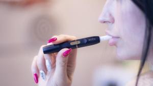Una fumadora fumando tabaco calerntado