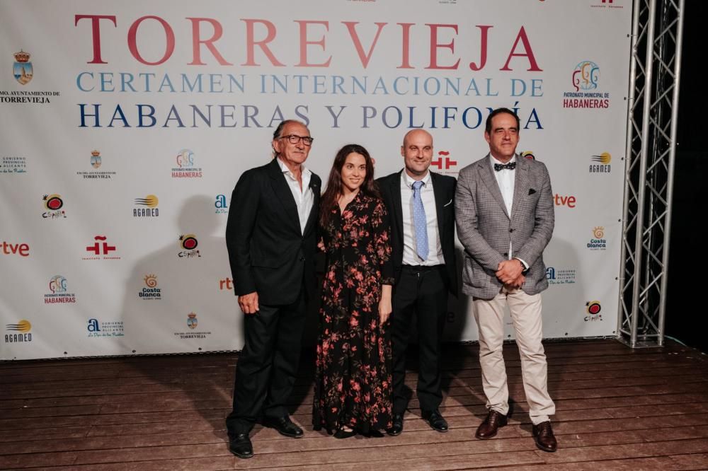 La participación de los coros locales protagonizó la gala de clausura del Certamen Internacional de Habaneras y Polifonía de Torrevieja