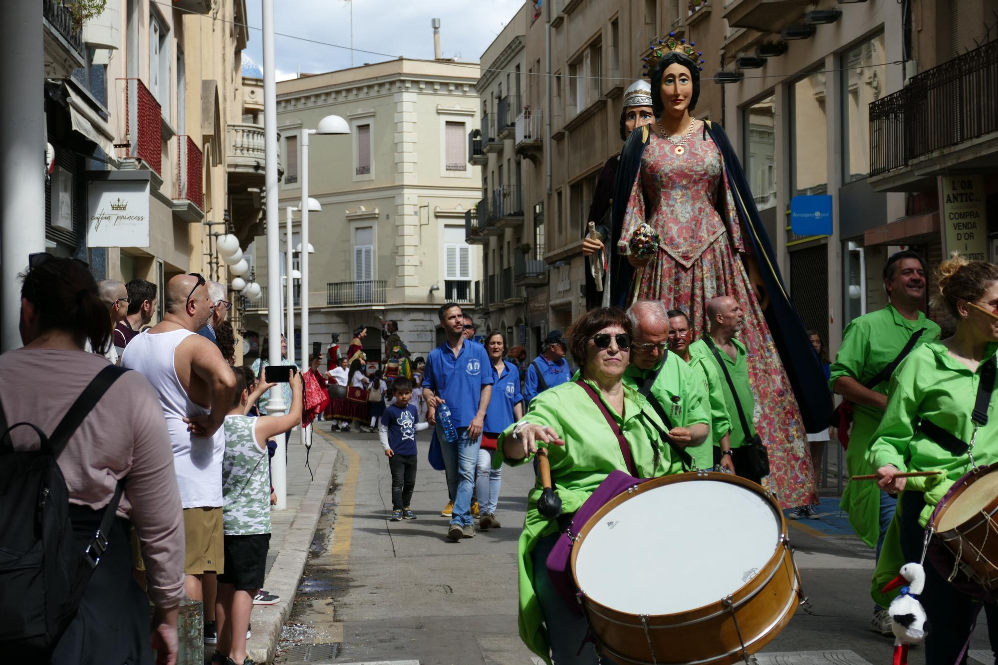 Vuit colles gegants passegen pel centre de Figueres