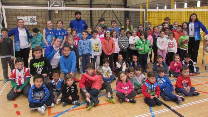 Los escolares llaniscos, en el polideportivo, ayer.