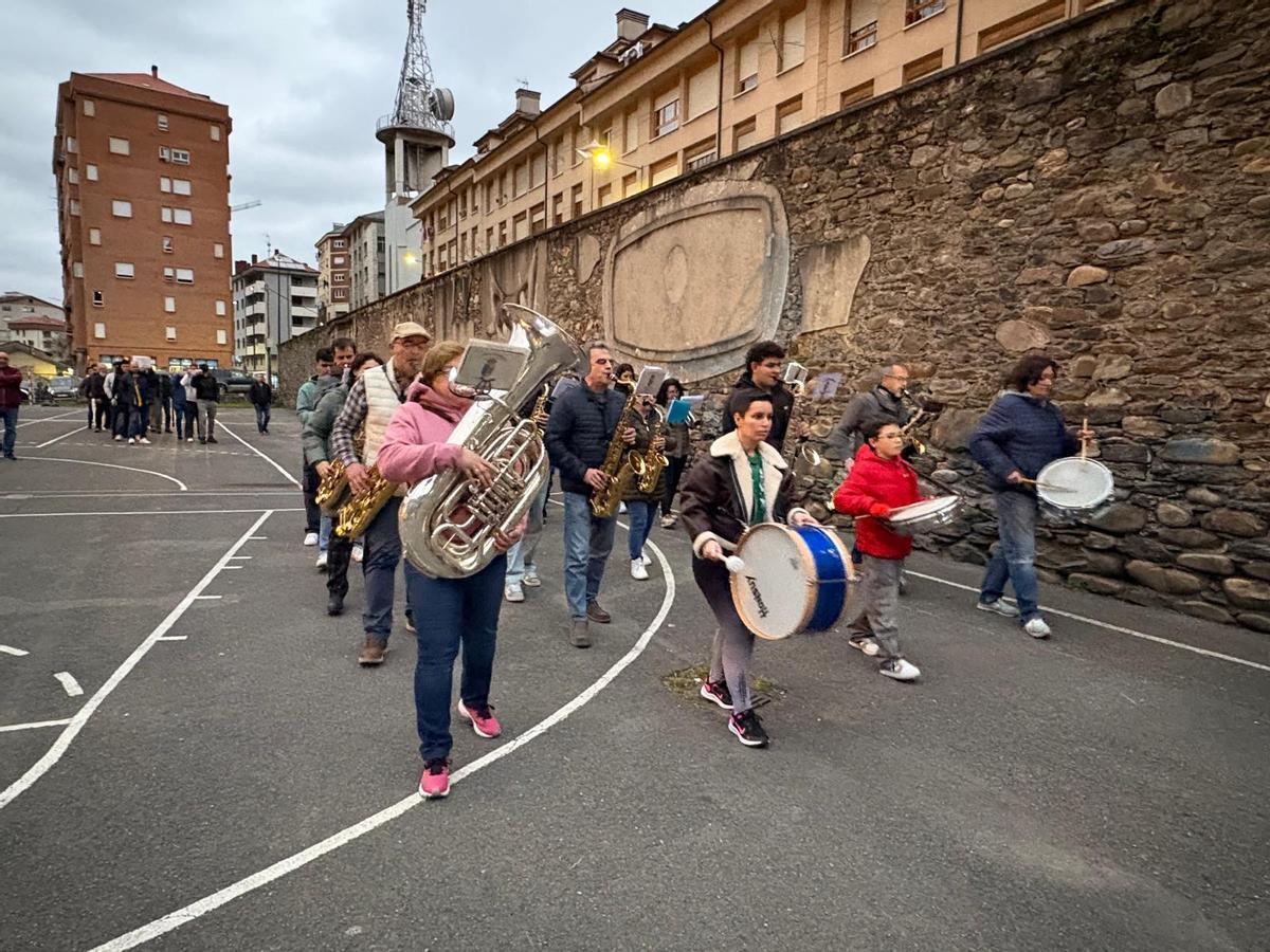 La Banda de Música de Cangas del Narcea durante el ensayo con la cofradía.