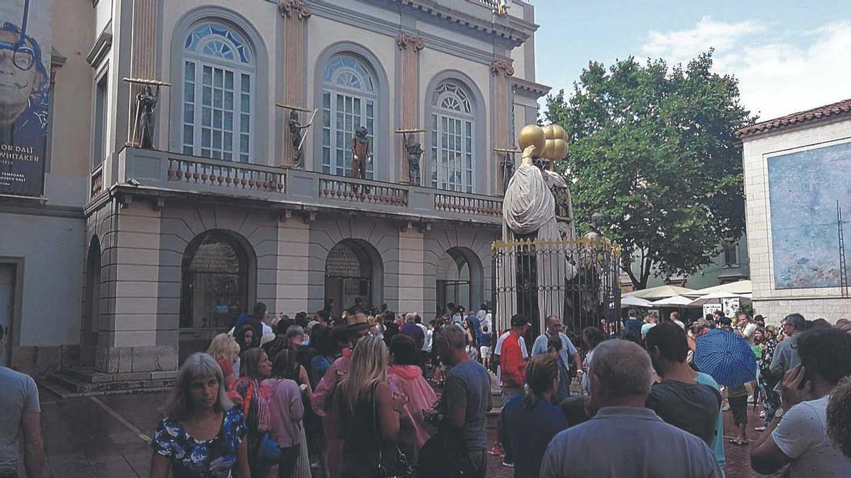 Cues de visitants l’estiu passat a l’entrada del Museu Dalí de Figueres.