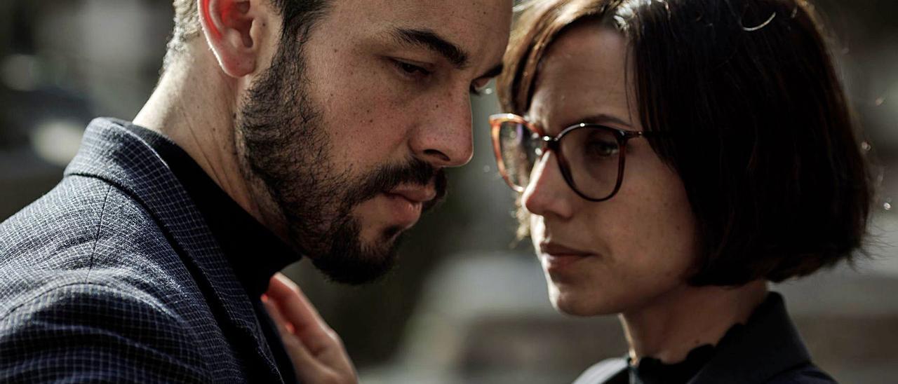 Mario Casas interpreta a Mateo en «El inocente» y Aura Garrido, a su mujer. | QUIM VIVES