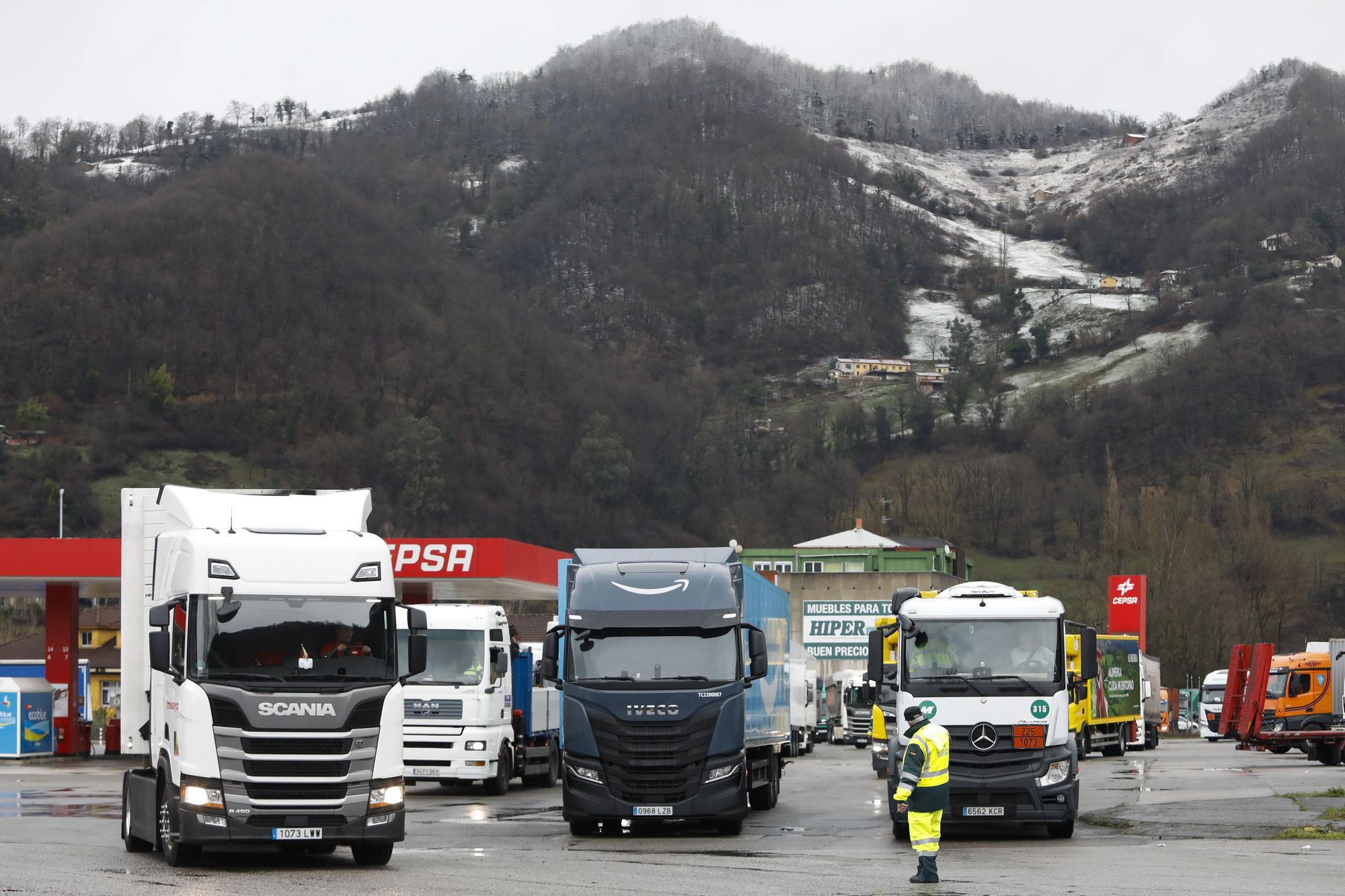 Los camioneros, parados durante horas por los cierres en Pajares y el Huerna.