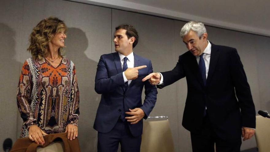 Albert Rivera, en el centro, ayer en Madrid, en un encuentro con empresarios, flanquedo por la que fuera ministra de Ciencia con el PSOE, Cristina Garmendia, y Luis Garicano, coautor del programa económico de C&#039;s.