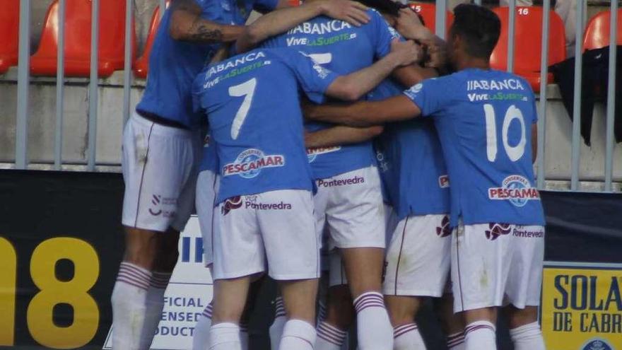 Los jugadores del Pontevedra, con camiseta azul, celebran el primer gol contra el Atlético de Madrid B en la última jornada de liga. // Diego Gómez