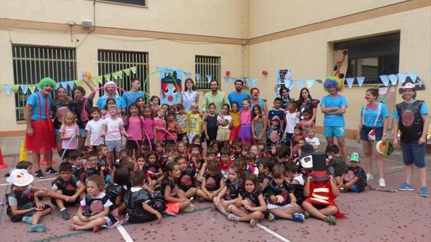 Más de 100 niños disfrutan del centro de ocio