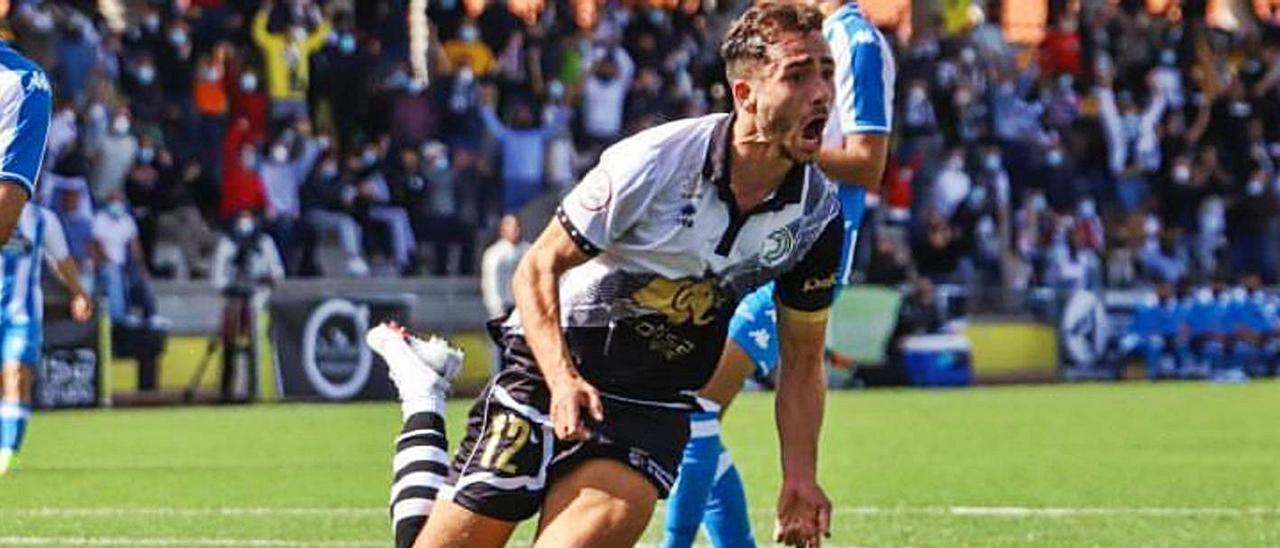 Salinas celebra el gol del empate del pasado domingo frente al Tudelano. |