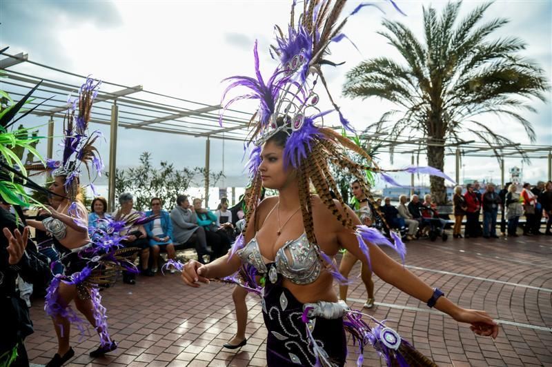 Carnaval al sol en la playa de Las Canteras