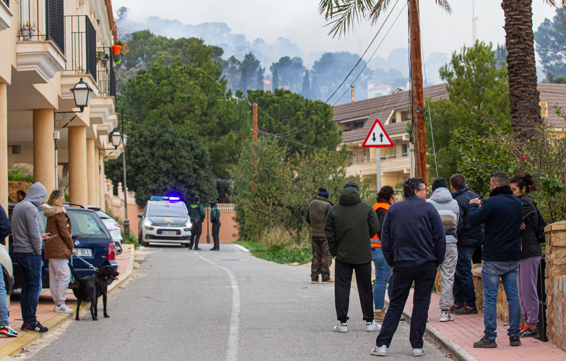 Decenas de vecinos desalojados por el incendio de Aigües