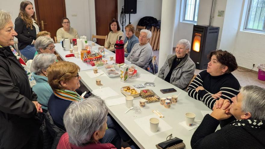 Carmen Canda acudió ayer al centro social de A Xesta.