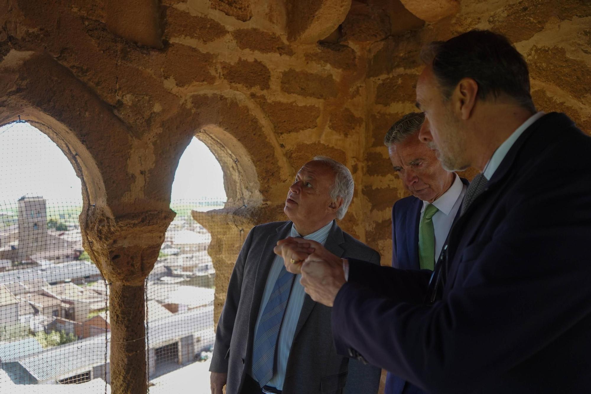 GALERÍA | La torre de la iglesia de Castroverde de Campos vuelve a brillar