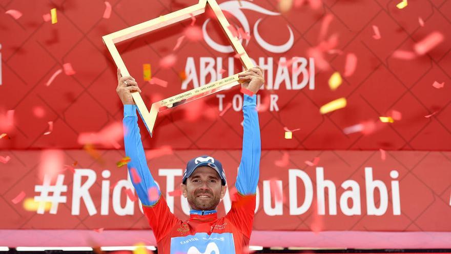 Valverde celebra en el podio de Abu Dabi su triunfo en la clasificación.