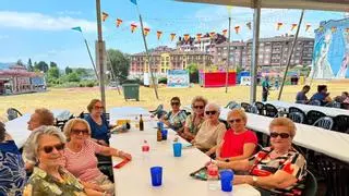 El Berrón inicia sus fiestas a lo grande: más de 200 personas en la primera paellada popular