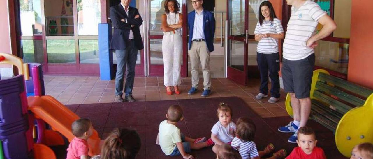 Marisol Díaz Mouteira (en el centro), durante su visita a la escuela infantil de Barrocás. // FdV